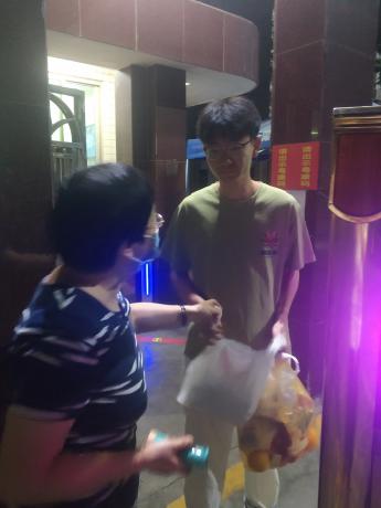 尊前慈母在，浪子不觉寒